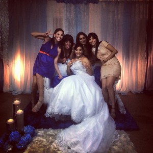 Cuando una de tus mejores amigas se casa, el caos comienza. No porque sientes celos. Sí porque te toca el BRINDIS. 