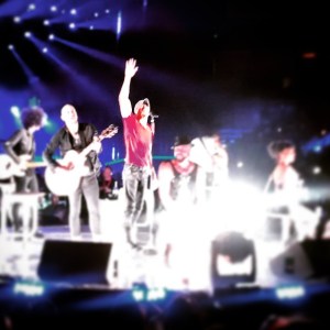 "Yo soy de Julianna", dijo un feliz ‪EnriqueIglesias‬ alzando la mano y sonriendo. 