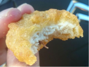Al igual que en las hamburguesas, en otros productos como en sus famosos “nuggets” se han encontrado también gusanos.
