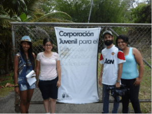Jóvenes de la Universidad del Turabo visitando las instalaciones de la Granja de Producción Sostenible.
