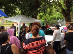 Eva L. Ayala se dirige a la comunidad escolar. (Foto suministrada).