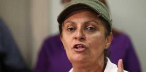 La líder del grupo Educamos, Eva L. Ayala estuvo compartiendo con la comunidad escolar de la Segunda Unidad Bayamoncito. Además expresó su sentir referente a los cambios que el DE quiere hacer en dicha escuela. (Foto Suministrada)