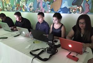 Estudiantes de la Universidad Interamericana cubriendo la conferencia de prensa del OPC. Foto cortesía de Comunicaciones Inter.