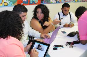 Estudiantes del #TeamCOMU del Turabo realizando labores periodísticas para el OPC.