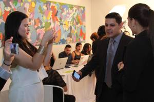 #TeamCOMU realizando entrevistas a los presentes en la actividad. En la foto, el periodista Jorge Gelpí Pagán.