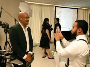 Chayanne Jareb, de la Universidad del Turabo, con Gary Javier presidente del OPC.