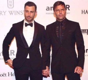 Ricky Martin de la mano de su pareja, el artista sueco, Jwan Yosef.